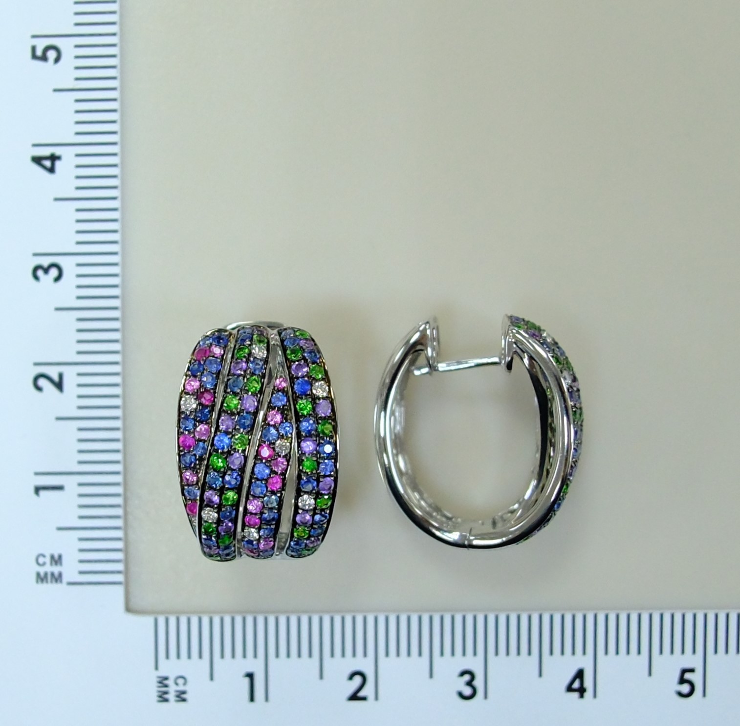 Серьги из белого золота с самоцветами